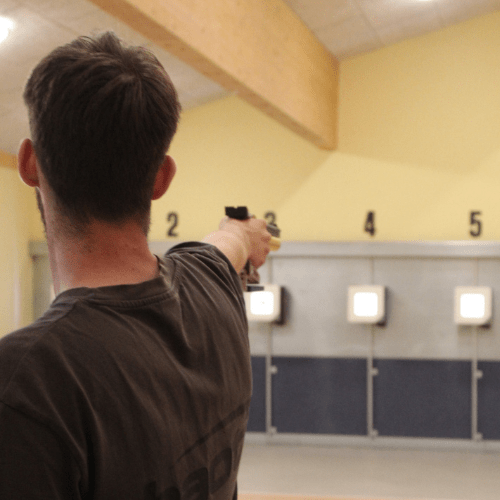 Design ohne Titel(40) Lächenlnde Frau mit Luftgewehr